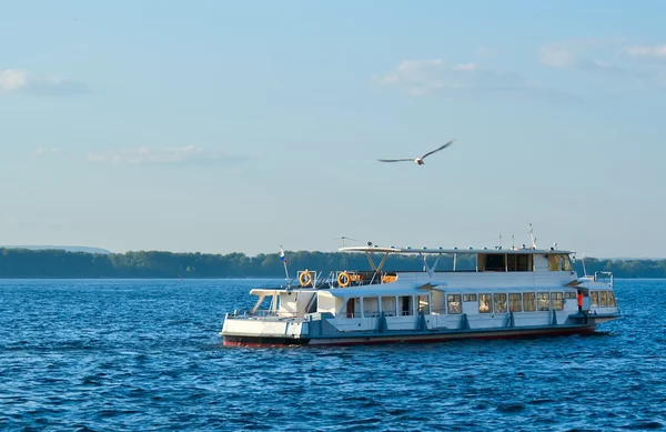 Volga üzerinde gemi — Stok fotoğraf