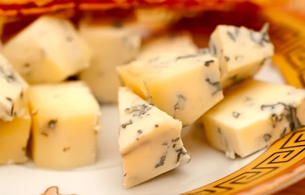 チーズ プレート上のスライスにカット グリーン型 — ストック写真