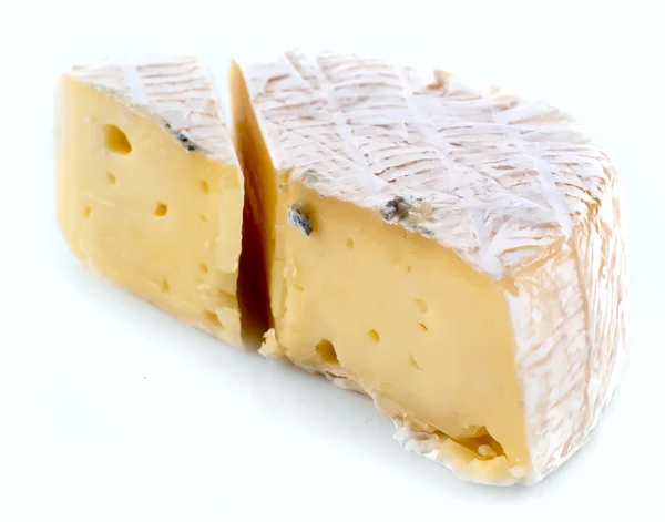 Een Stuk Camembert Kaas Een Witte Plaat — Stockfoto
