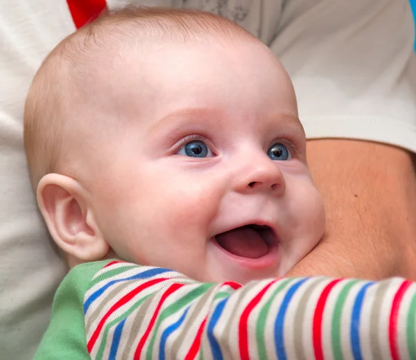 Baby skrattar och leker — Stockfoto