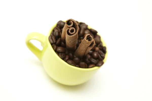 Pohár s coffee bean a skořicí — Stock fotografie