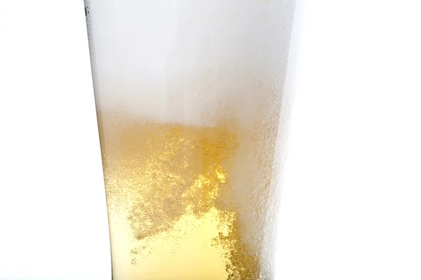 Parte del vaso de cerveza con burbuja macro — Foto de Stock