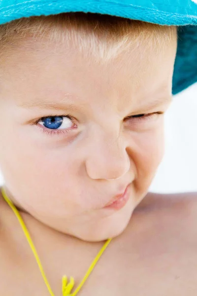 Mavi gözlü engry olan küçük çocuk — Stok fotoğraf