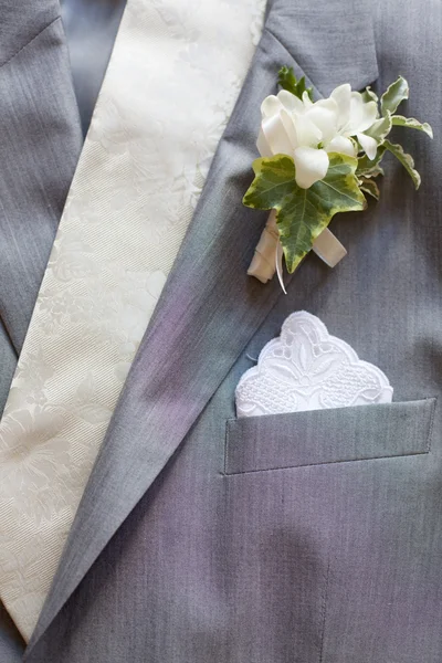Partie du costume de marié avec cravate, fleur, gros plan — Photo