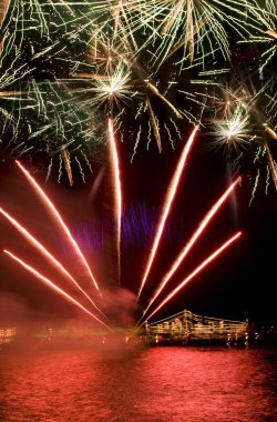 Fireworks deniz kenarında