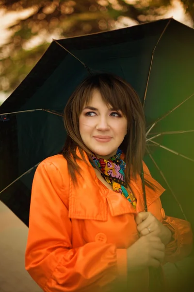 Obchodní žena s deštníkem — Stock fotografie