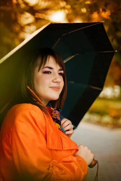 Affärskvinna med ett paraply — 图库照片