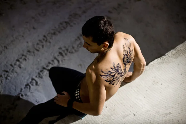Svalnatý sexy muž s tetováním — Stock fotografie