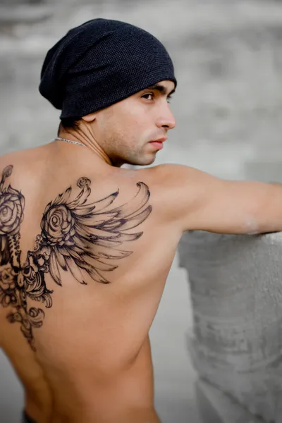 Muscular sexy hombre con tatuaje — Foto de Stock