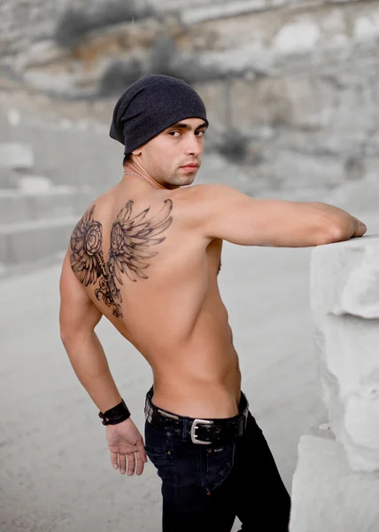 Muscular sexy hombre con tatuaje — Foto de Stock