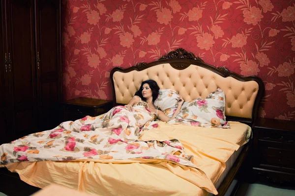 Zwangere vrouw rusten in haar bed in de slaapkamer thuis — Stockfoto