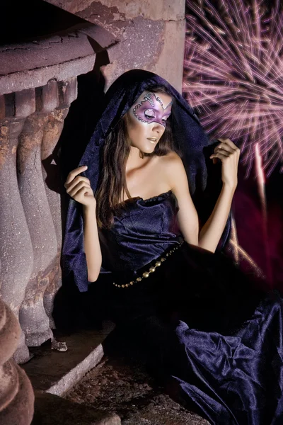 Retrato de estilo de una mujer con cuerpo y maquillaje violeta-plateado — Foto de Stock