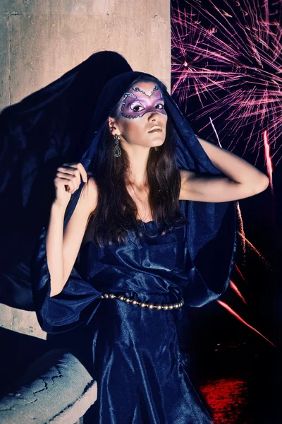 Retrato de estilo de una mujer con cuerpo y maquillaje violeta-plateado — Foto de Stock
