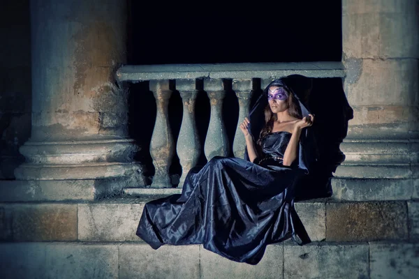 Stilporträt einer Frau mit violett-silbernem Body und Make-up — Stockfoto