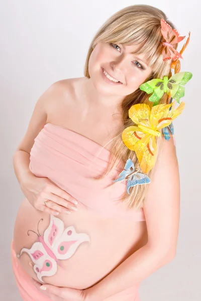 Velmi těhotná žena s motýl — Stock fotografie