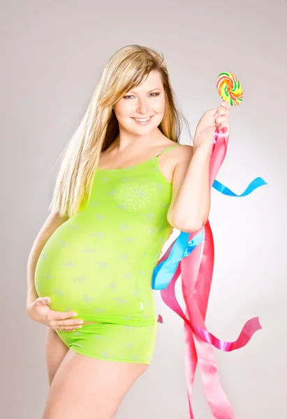 Velmi těhotná žena s candy — Stock fotografie