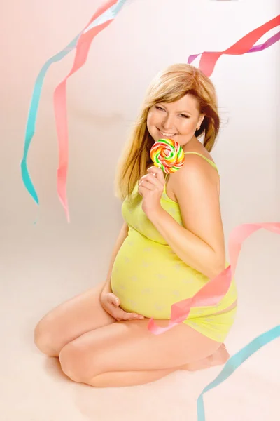 Mulher muito grávida com doces — Fotografia de Stock