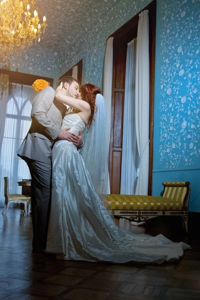 Bride and groom in the palace — Stock Photo, Image