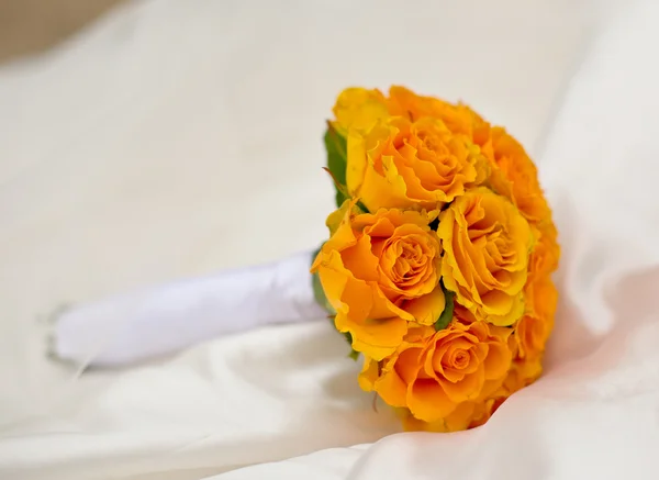Bouquet d'orange sur une robe blanche — Photo