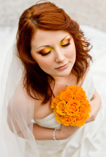 Vacker brud med en bröllopsbukett — Stockfoto