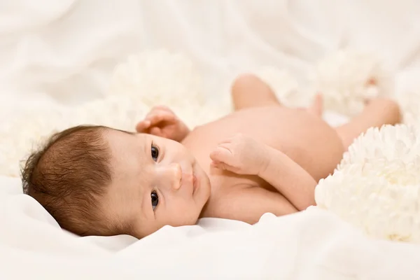 花のベッドの新生児 — ストック写真