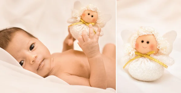 Deitado bebê pequeno com um brinquedo — Fotografia de Stock