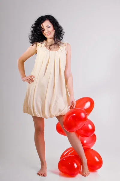 Vrouw met rood hart ballon op een witte achtergrond — Stockfoto