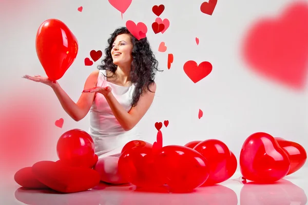 Beyaz Zemin Üzerine Kırmızı Kalp Balon Kadınla Stok Fotoğraf