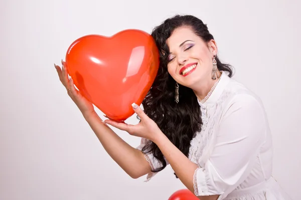 Beyaz zemin üzerine kırmızı kalp balon kadınla — Stok fotoğraf