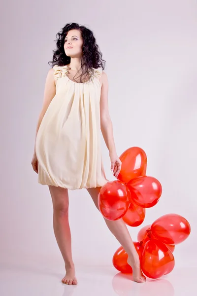 Mulher Com Balão Coração Vermelho Fundo Branco — Fotografia de Stock