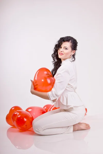 Kvinna Med Rött Hjärta Ballong Vit Bakgrund — Stockfoto