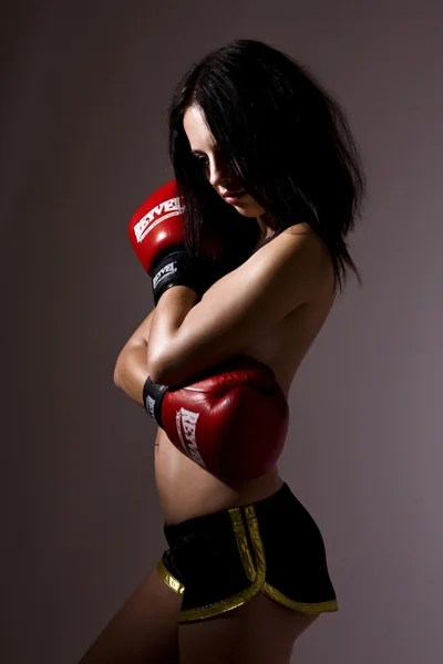 拳击手套年轻性感的女人 — 图库照片