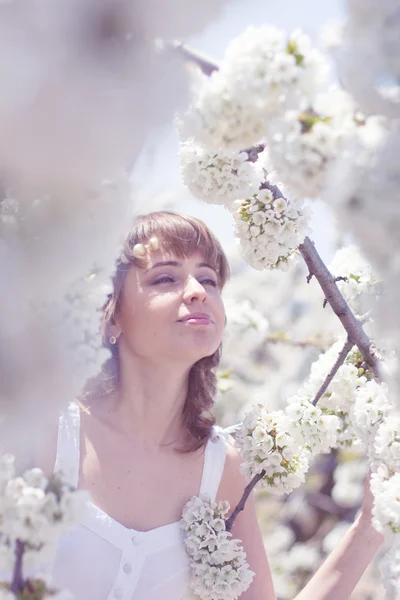 Bahar çiçek ile güzel kız — Stok fotoğraf