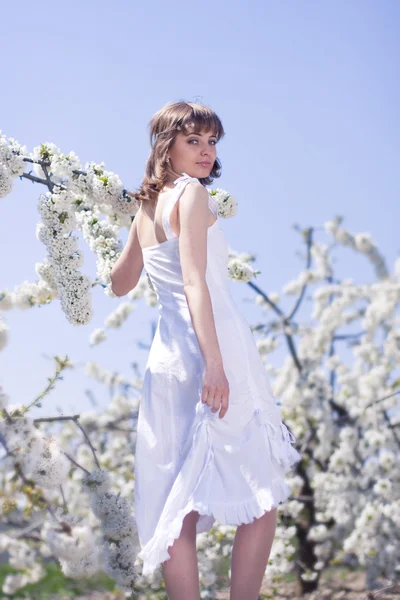 Bella ragazza con fiore di primavera — Foto Stock