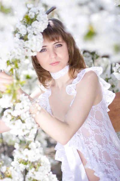 Bella ragazza con fiore di primavera — Foto Stock