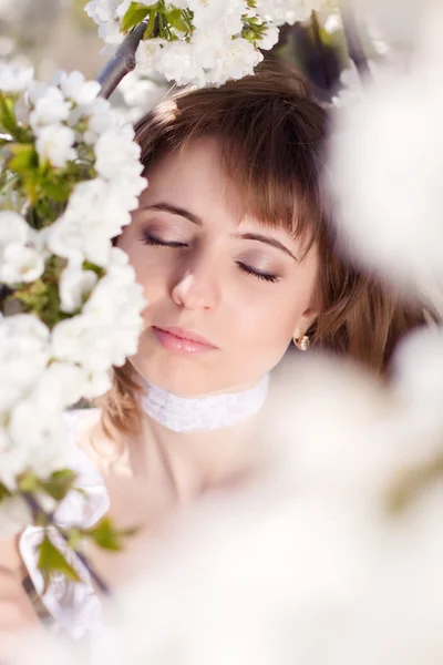 Schönes Mädchen mit Frühlingsblume — Stockfoto