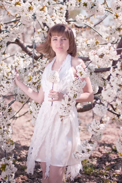 봄 꽃과 함께 아름 다운 소녀 — 스톡 사진