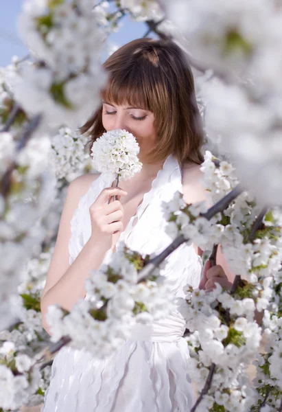 Hermosa chica con flor de primavera — Foto de Stock