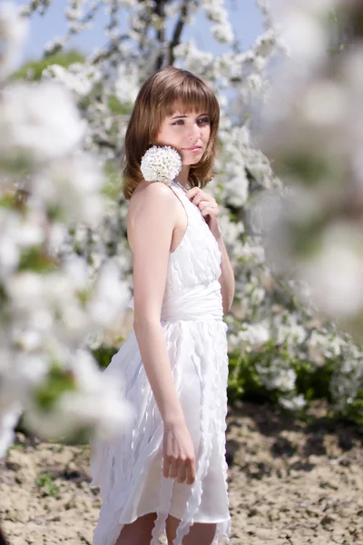 Menina bonita com flor de primavera — Fotografia de Stock
