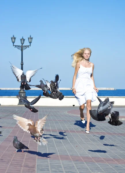 Kvinna Mata Fåglarna Parken Nära Havet — Stockfoto