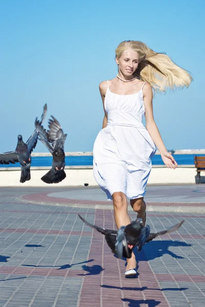 Kobieta Ptaki Parku Pobliżu Morza — Zdjęcie stockowe