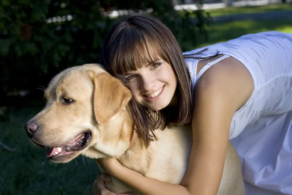 Jovem menina bonita e seu cão — Fotografia de Stock