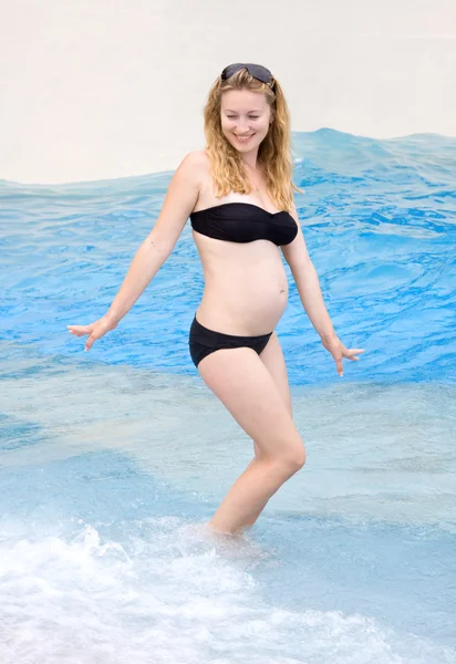 Młoda kobieta w ciąży na plaży — Zdjęcie stockowe