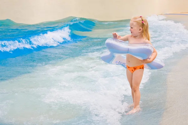 Menina brincando na água azul — Fotografia de Stock