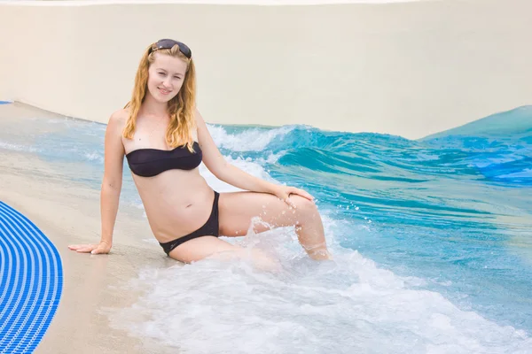 Těhotná žena s dítětem na pláži — Stock fotografie