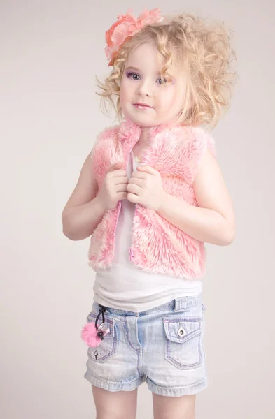 Kleines Mädchen in modischer Kleidung — Stockfoto