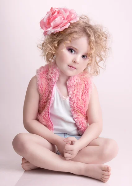 Malá holčička v módní oblečení — Stock fotografie