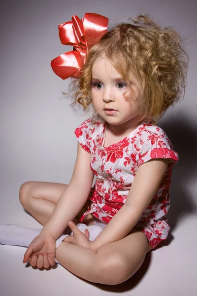 Küçük kız moda giysileri — Stok fotoğraf