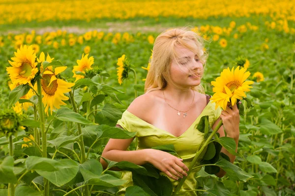 Mädchen in Sonnenblumen — Stockfoto