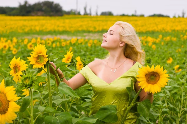 Mädchen in Sonnenblumen — Stockfoto